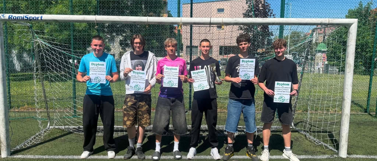 Dzień Technika i Pracownika - klasowy turniej piłki nożnej 